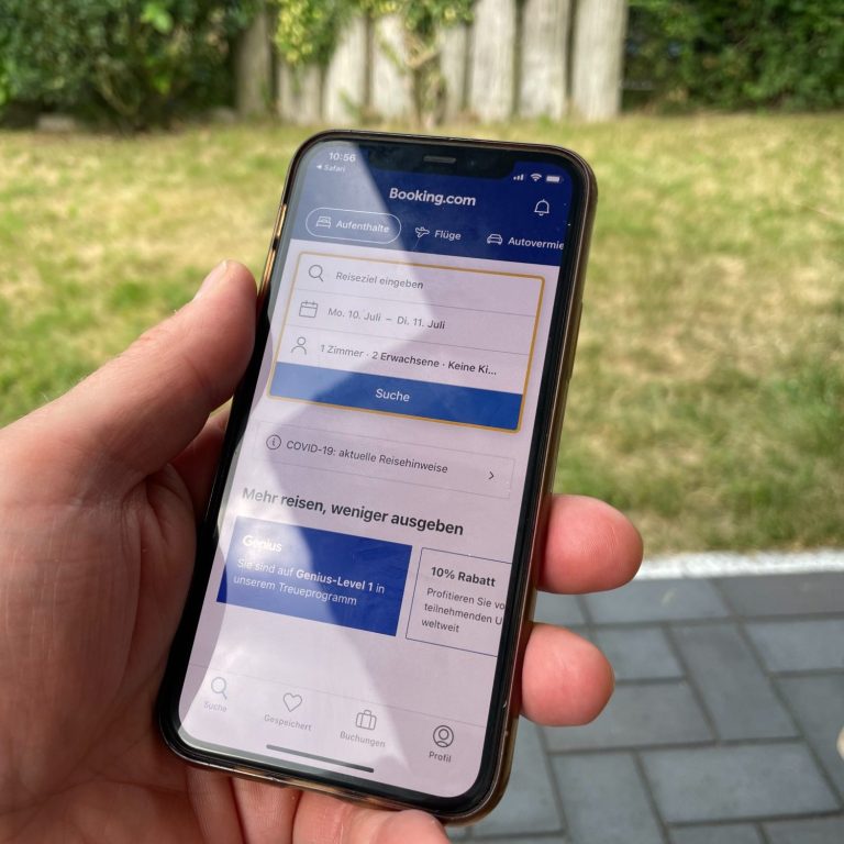 Smartphone mit Booking.com-App in der Hand